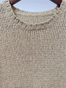 Suéter minimalista hecho a mano de cuello redondo beige en tejido de textura suave logotipo frontal de estilo informal para una comodidad diaria sin esfuerzo - Product Image 3