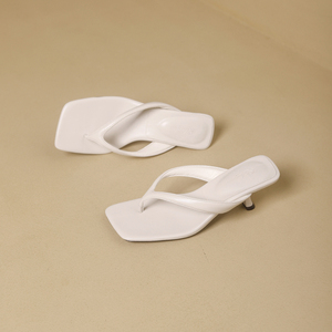 Sandalias de tacón alto para mujer, nuevo estilo de verano, retro, con estampado de leopardo, estilo tanga, punta cuadrada, tacón de aguja, fáciles de poner. - Product Image 3