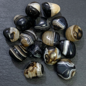 Grossiste de pierres précieuses en onyx noir rayé sculptées et gravées de 18-25 mm, onyx noir rayé sculpté et gravé à vendre, MOQ 5 kg - Product Image 3