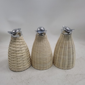 <span class=keywords><strong>Pichet</strong></span> en rotin <span class=keywords><strong>thermos</strong></span> de bouteille d'eau isolée sous vide en acier inoxydable tissé en rotin personnalisé de style européen Offre Spéciale - Product Image 3