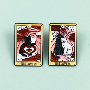 Venta al por mayor Fabricante Diseño Metal Artesanía los amantes Tarot Esmalte Pin Insignia Tarjeta Gatos Pareja Esmalte suave Pin de solapa - Product Image 2