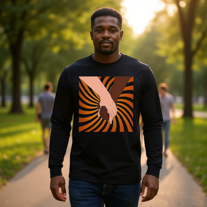 T-Shirt Unisex a Maniche Lunghe con Stampa Digitale 'Amore Interculturale' in Stile Pop Art, Abbigliamento Promozionale - Product Image 4