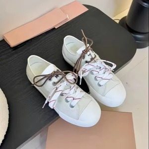 รองเท้าวิ่งผู้หญิงสีขาวพื้นหนาผ้าใบ PU แบบสวมสบาย ระบายอากาศได้ดี น้ำหนักเบา ซับเหงื่อ ดีไซน์สีสันตัดกัน พร้อมเชือกผูก แบบหุ้มข้อต่ำ - Product Image 1