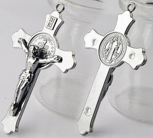 Ciondolo Crocifisso e Croce di San Benedetto in Lega di Zinco Nero Opaco 76x45mm per Creazione di Rosari Cattolici - Product Image 2