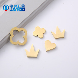 มือจับตู้ทองเหลืองสไตล์จีน JAYWOO รูปทรงครึ่งเกี๊ยว ดีไซน์ลายนูน สำหรับประตูตู้เสื้อผ้า - Product Image 2