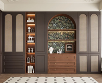 Dressing vintage en bois foncé avec portes en rotin tressé cintrées, éclairage LED et étagères ouvertes, sur mesure pour chambre principale de villa