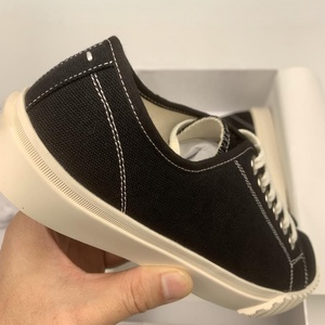 รองเท้าผ้าใบเดนิมแบบผูกเชือก ดีไซน์เฉพาะตัว สีดำ รองเท้าเดินพื้นเรียบ ระบายอากาศได้ดี กันลื่น สวมใส่สบาย เหมาะสำหรับทุกเพศ - Product Image 5