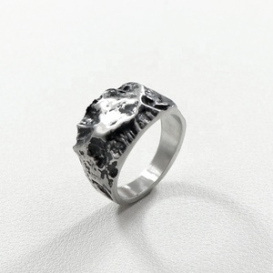 Anillos de moda con diseño de roca irregular para hombre, sortija de acero inoxidable vintage minimalista con acabado mate, Joyería exclusiva para uso diario - Product Image 1