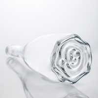 Botella de Vidrio Transparente de 700ml/750ml con Base Floral, Base Pesada y Forma Cónica para Envasado de Licores