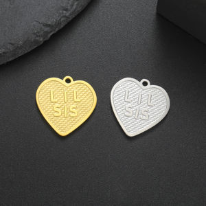 Pendentif Cœur en Acier Inoxydable Plaqué Or Gravé « Petite Sœur » – Cadeau Idéal pour Filles, Breloques pour Colliers et Bracelets - Product Image 3