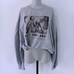 Sweat-shirt court personnalisé à imprimé graphique pour femmes - Product Image 3
