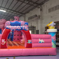 Château gonflable en PVC rose de dessin animé de Peggy Pig avec ballon pour parcs à thème et fêtes en usine