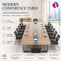 Table de conférence moderne avec plateau incurvé aspect bois, surface pré-équipée pour câbles, pour mobilier de bureau de salle de réunion