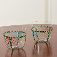 Ensemble de carafe à eau et de verres décoratifs imprimés avec guirlande de rubans colorés et nœuds pour table