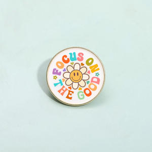Spilla smaltata creativa con citazione positiva "Focus on the Good" e faccina sorridente floreale, per decorazione di zaini, cappelli e abbigliamento - Product Image 3