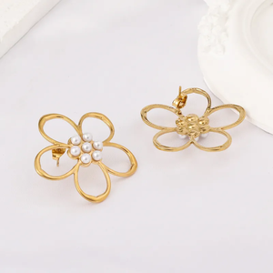 Boucles d'oreilles pour femmes en acier inoxydable 304 plaqué or 18 carats de haute qualité, électroplaqué sous vide, perle artificielle, fleur creuse, polie - Product Image 4