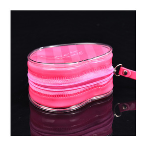 UIOWIO Benutzerdefiniertes Logo Niedliche Kleine Transparente <span class=keywords><strong>Mini</strong></span>-Herzförmige Geldbörse Klare Make-up Wasserdichte Tasche Verpackung PVC Plastik Kosmetiktasche - Product Image 2