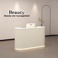 Comptoir d'accueil commercial moderne avec façade en pierre courbée et design luxueux, adapté aux immeubles de bureaux et aux salons de beauté