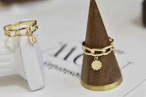 Xinfly Ensemble de bijoux de luxe pour femmes, comprenant des bagues en or 18 carats en forme de fleur et de cadenas, et des bagues à maillons de chaîne, pour les occasions de fête, de bar et de travail - Product Image 2