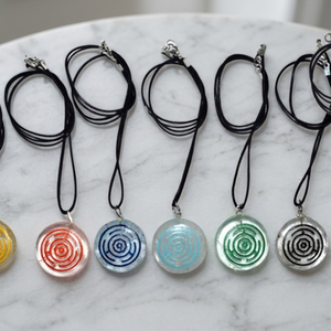 Collar de disco de cuarzo natural hecho a mano con rueda de chakra, gema curativa de corte brillante redondo con juego de colores para hombres y mujeres - Product Image 4