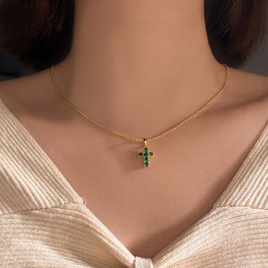 Collier Pendentif Croix Minimaliste en Or 18 carats, Bijoux Tendance Thème Croix de Jésus, Vente en Gros, Style Iced Out - Product Image 4