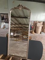 Antique Grande feuille de verre encadrée en PU Vintage Lumière européenne sculptée Miroir décoratif en or Grand arc Miroir de sol pleine longueur