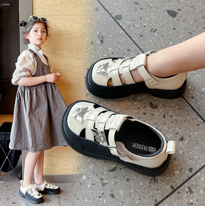 Sandales d'été en gros à bout fermé ajourées avec des papillons et semelles souples - Product Image 4