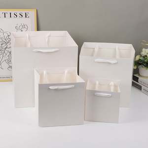 Sacs en carton blanc découpés à la forme, écologiques, en gros |   Poignée plate moderne pour les marques de vêtements et d'habillement - Product Image 4