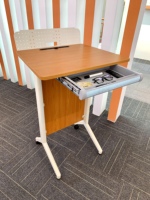 Podium ergonomique classique rouge et blanc, design moderne, mobilier adapté aux bureaux d'ordinateur portables ou aux bureaux verticaux pour l'école ou le bureau