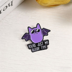 Spilla in smalto 'You're Just My Bloody Type' con pipistrello gotico alla moda e occhiali da sole, distintivo da borsa e da risvolto, gioiello regalo per coppie e amici - Product Image 2