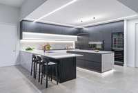 Meubles de cuisine de luxe sur mesure : îlot central moderne avec tiroirs et évier, armoire de cuisine en U en acier inoxydable