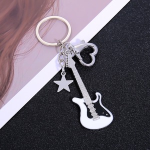 Llavero Decorativo con Forma de Guitarra Mini Estilo Rock, Colgante de Estrella de Cinco Puntas Hueca, Clip Giratorio en Forma de Corazón para Amantes de la Música - Product Image 5