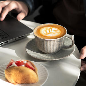 Ensemble tasse et soucoupe à café rétro en céramique, latte art, haut de gamme, exquis et personnalisé - Product Image 4