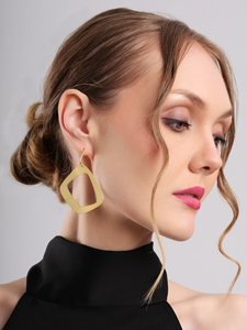 Pendientes Colgantes Horizon con Textura de Rayos de Sol, Aros Abiertos Geométricos, Joyería Moderna Escultural para Mujer - Product Image 4