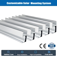Rail de guidage pour installation photovoltaïque solaire en aluminium anodisé 6005-T5, adapté aux toits en tuiles et aux toits métalliques.