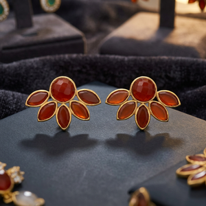 Boucles d'oreilles pendantes florales en laiton plaqué or, couleur cornaline rouge, avec pierre Chalcédoine, design ethnique pour mariage, vente en gros pour femmes - Product Image 3