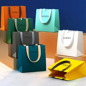 Özel logo lüks baskı butik hediye çantası ambalaj siyah beyaz alışveriş kraft kağıt torbalar ile kendi logo