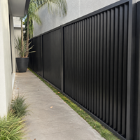 Système de clôture moderne en aluminium à persiennes verticales pour la sécurité et l'intimité résidentielle, avec revêtement en poudre