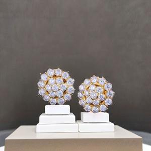 Boucles d'oreilles modernes en or 22 carats avec bijoux en diamant pour femmes élégantes pour la vie quotidienne et la fête - Product Image 1