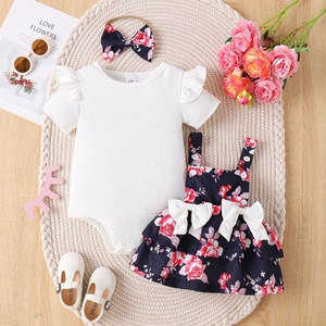 Conjunto de ropa para niñas pequeñas <span class=keywords><strong>con</strong></span> volantes, <span class=keywords><strong>falda</strong></span> <span class=keywords><strong>con</strong></span> tirantes y estampado floral, <span class=keywords><strong>con</strong></span> diadema <span class=keywords><strong>con</strong></span> lazo - Product Image 1