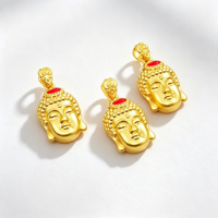 Breloque tête de Bouddha double face en alliage de zinc plaqué or 18 carats avec émail rouge et symbole porte-bonheur pour la création de colliers et bijoux DIY