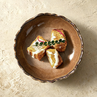 Grand bol en céramique haut de gamme pour restaurant, bord ondulé festonné effet pierre brute, glaçure marron, idéal pour salades, soupes et plats partagés.