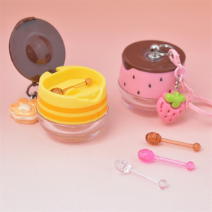 กระปุกบาล์มลิปสติกน่ารักแบบกำหนดเองได้ ขนาด 6-10 กรัม  กระปุกพลาสติกเปล่าสำหรับใส่เครื่องสำอาง บลัชออน พร้อมแท่งทาและจี้ห้อย  กระปุกใส่อายแชโดว์ - Product Image 3