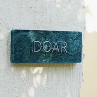 Plaque de numéro de maison en marbre sculpté sur mesure, artisanale, en pierre naturelle, rustique, pour extérieur, signalétique d'adresse personnalisée