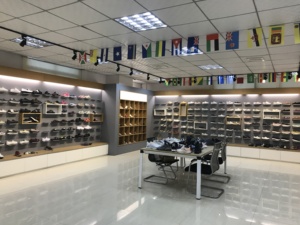 รองเท้าบาสเก็ตบอลแบบผูกเชือก รุ่น Walking Style สีขาว Thunder Cement สีเทาเย็น หนังแท้ Black Cats Retro Toro Bravo Sneaker - Product Image 5