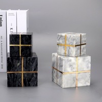 Artisanat de serre-livres en pierre de marbre noir et résine de cristal mélangeant le presse-papier de cube de peinture avec l'incrustation de cuivre en laiton