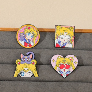 4 Estilos, Diseños Elegantes, Bonitos Broches de Metal de Sailor Moon Tsukino Usagi, Joyería de Aleación, Accesorios, Broches de Anime - Product Image 1