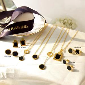 Conjunto de Joyería de Acero Inoxidable Chapado en Oro de 18k con Diseño Geométrico Irregular Cuadrado para Mujer, Venta al Por Mayor - Product Image 4