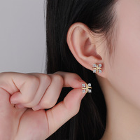 Bijoux fins en gros, boucles d'oreilles huggie en argent sterling 925 bicolore, croisées, avec moissanite VVS1 couleur D pour femmes