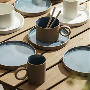 Vente en gros de tasses à café en céramique bleue au design unique et original avec soucoupe |   Mug en grès rustique avec anse en anneau pour achat en gros - Product Image 4